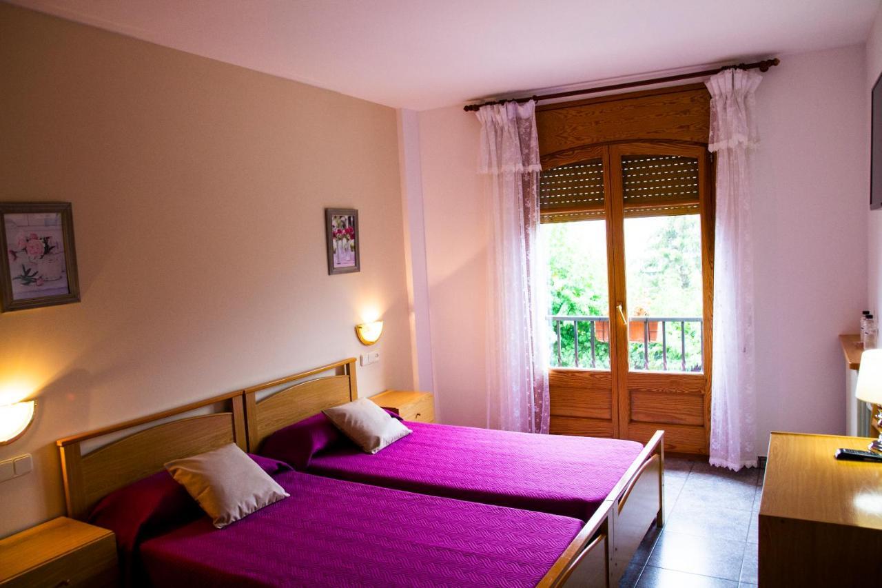 Hostal Montserrat Montseny Dış mekan fotoğraf