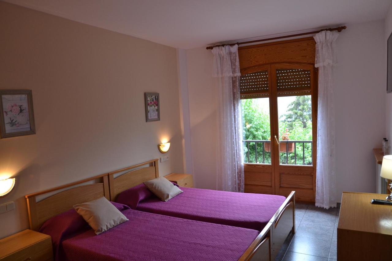 Hostal Montserrat Montseny Dış mekan fotoğraf