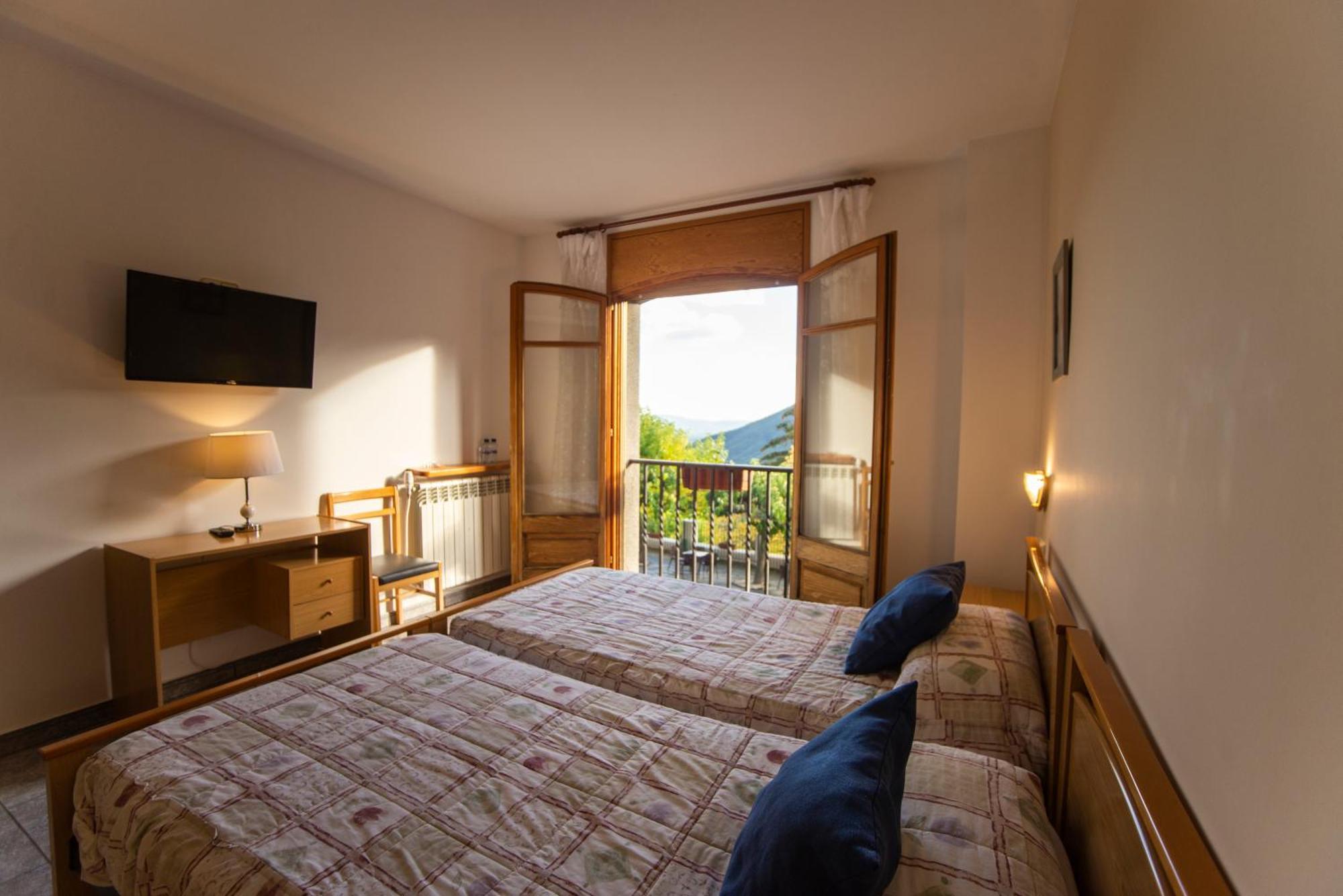 Hostal Montserrat Montseny Dış mekan fotoğraf