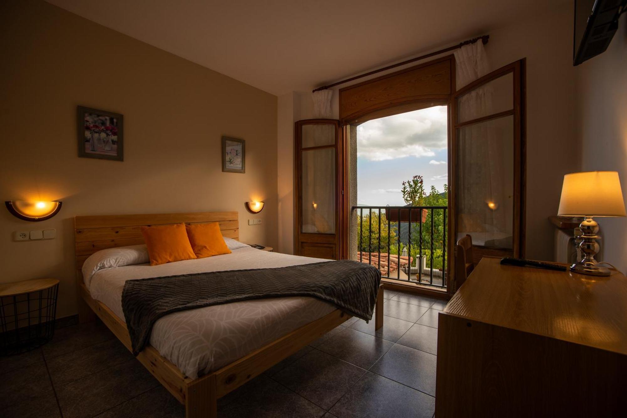 Hostal Montserrat Montseny Dış mekan fotoğraf