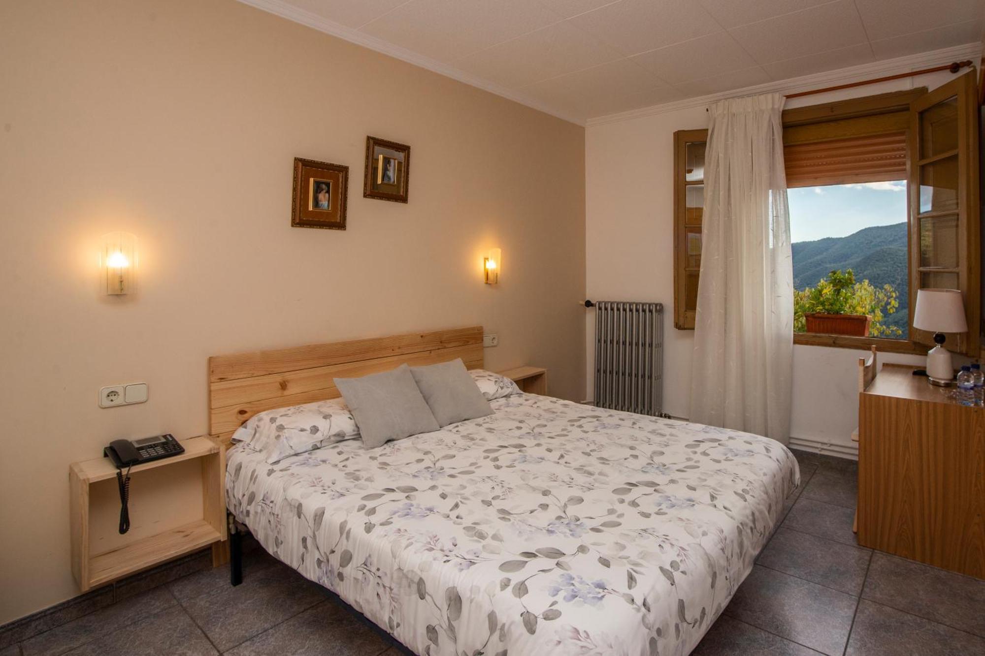 Hostal Montserrat Montseny Dış mekan fotoğraf