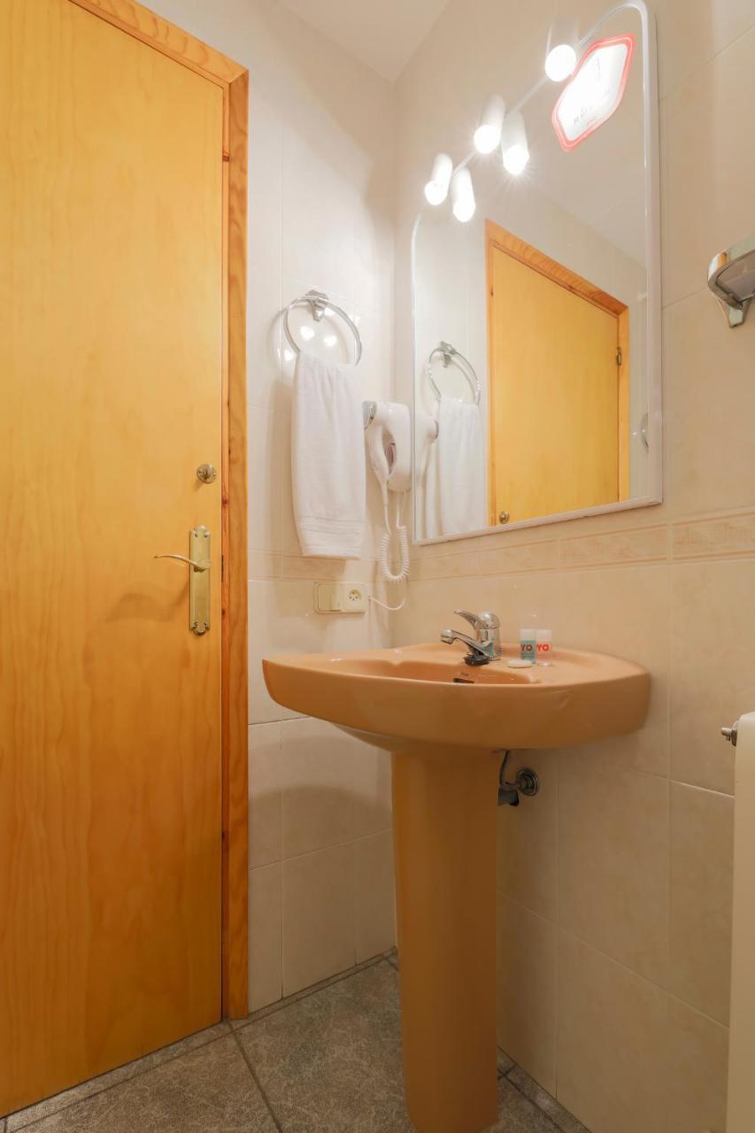 Hostal Montserrat Montseny Dış mekan fotoğraf
